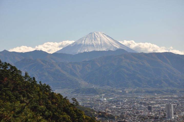 甲府市内から富士山を臨む
