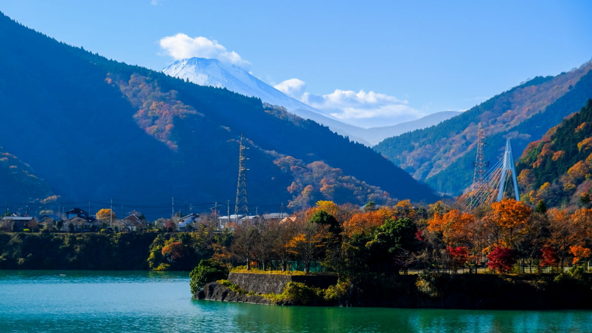 丹沢湖から望む富士山